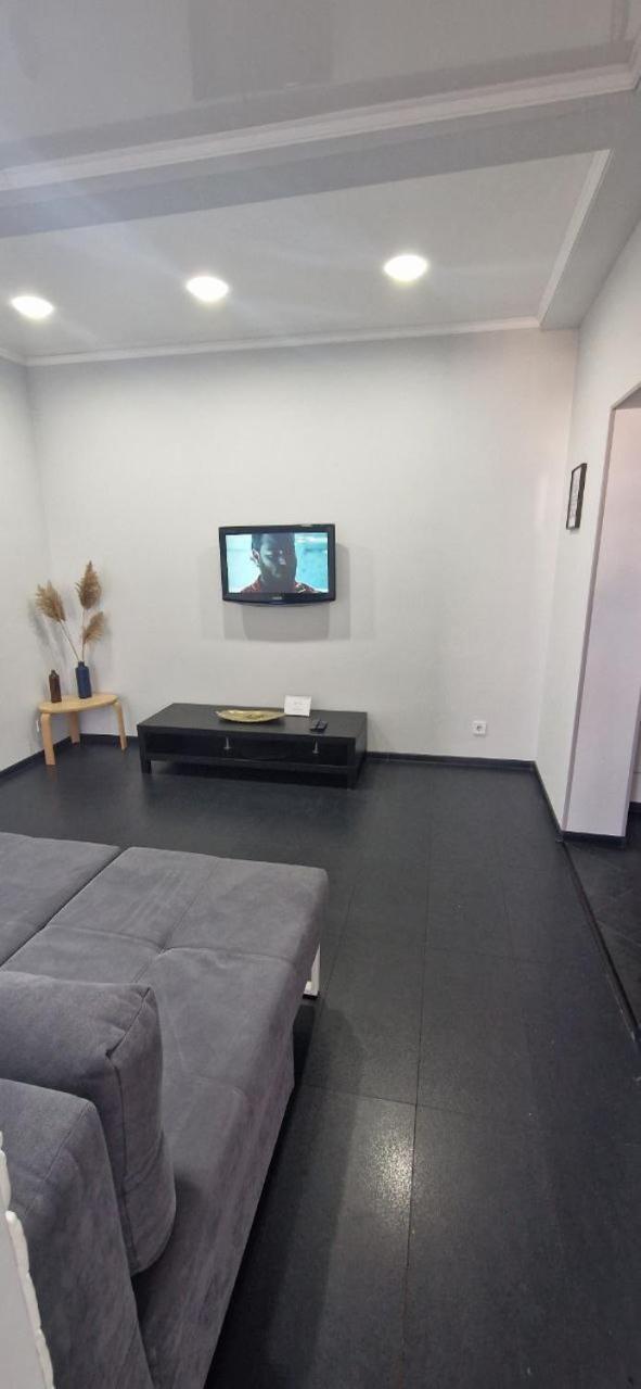 Modern Apartment In The Center Of Town Кишинёв Экстерьер фото